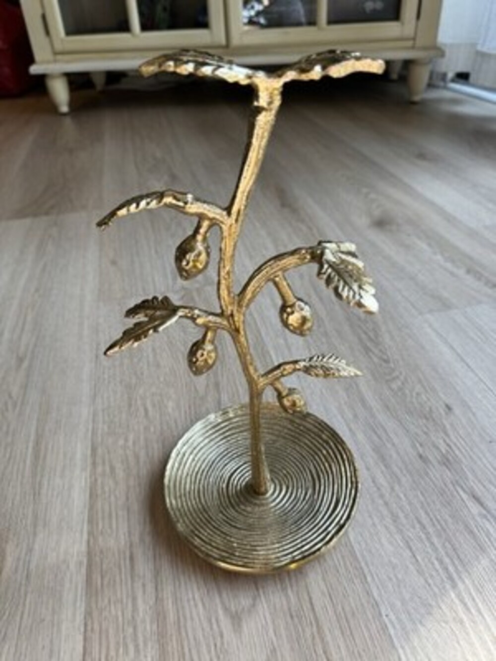 Gold painted jewelry stand metal with a strawberry design, elegant jewelry stand - Picture 3 of 6